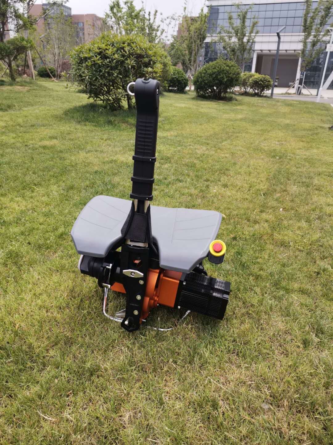 最危險(xiǎn)的救援，理應(yīng)有更安全的裝備，座椅式自動(dòng)升降機(jī)電動(dòng)上升器，專為高層救援，風(fēng)電作業(yè)設(shè)計(jì)